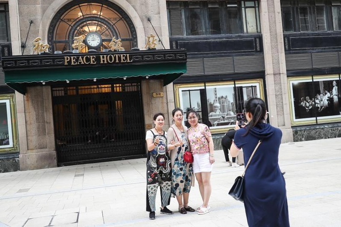 2019年，南京路步行街实现东拓，外滩与步行街“牵手”。市民游客在和平饭店前留影 海沙尔摄