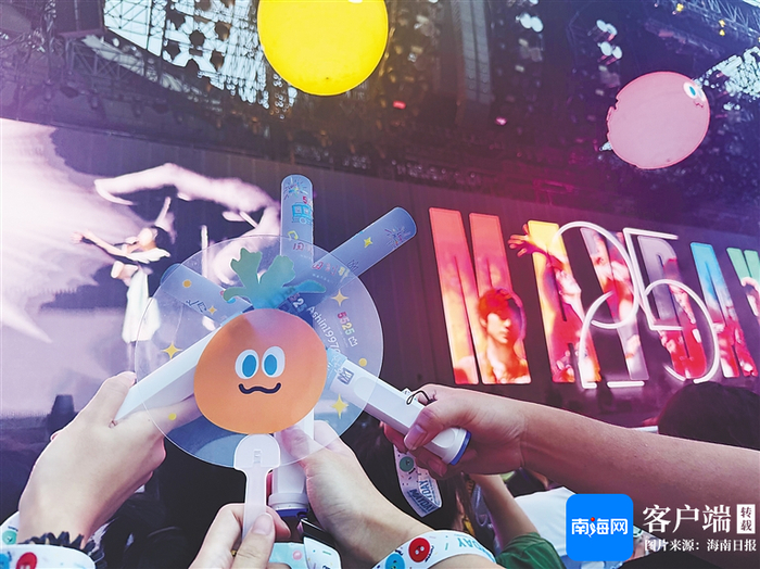 邢越和“演出搭子”一起观看演唱会。受访者供图