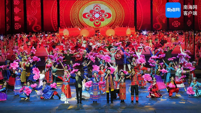 晚会尾声，歌舞《共同向未来》表达了56个民族携手同行、共创美好未来的团结情。海报集团全媒体中心记者 汪承贤 摄