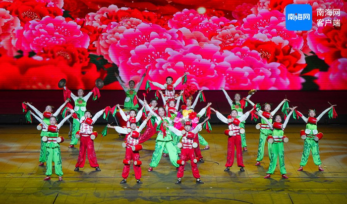 颁奖环节结束后，山西代表团带来《翼城花鼓》精彩演出。海报集团全媒体记者 汪承贤 摄