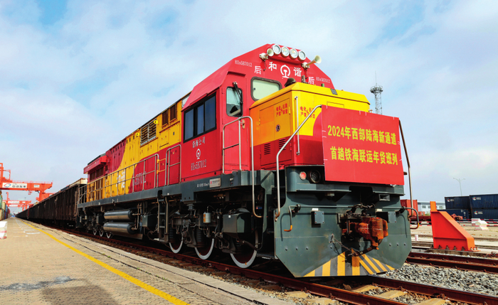 年货班列在广西钦州港东站等待发车（2024年1月19日摄）邢星摄 / 本刊
