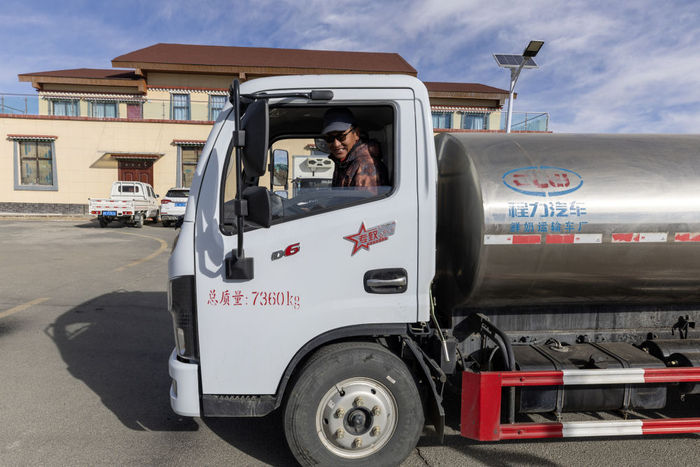 ↑11月28日，驾驶员用罐车将巴氏杀菌后的新鲜牦牛奶运往拉萨市场。