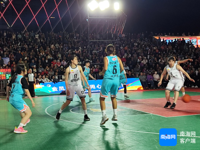 11月30日晚，海南东方“村BA”女子组比赛现场。见习记者 鲁启兰 摄