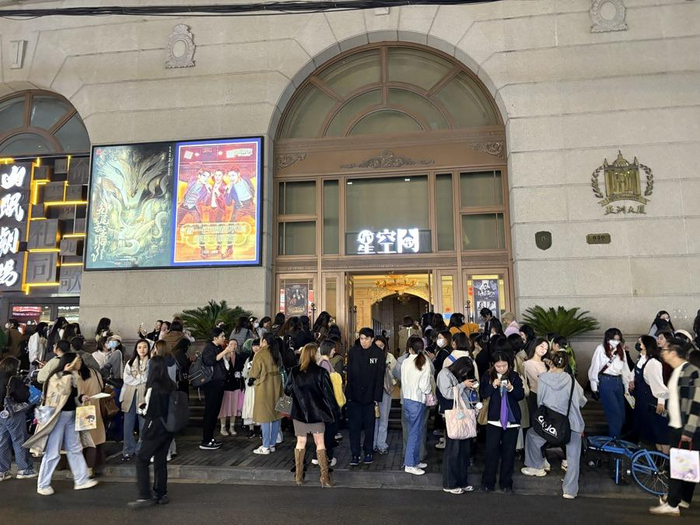 演出散场后，年轻人在亚洲大厦门口等待喜欢的演员。吴越摄