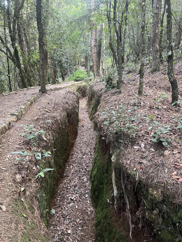 滇西松山子高地的战壕遗迹。 斯雄 攝