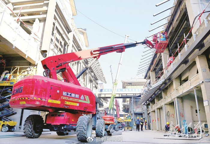 图为施工现场。