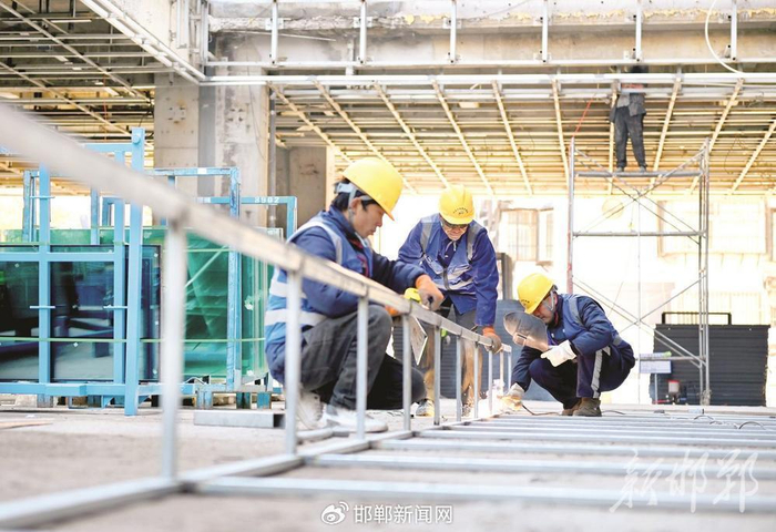 图为工人在焊接钢架。