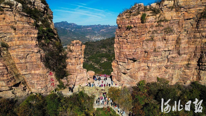 今年国庆假期，武安东太行景区吸引了众多游客。（河北日报资料片）