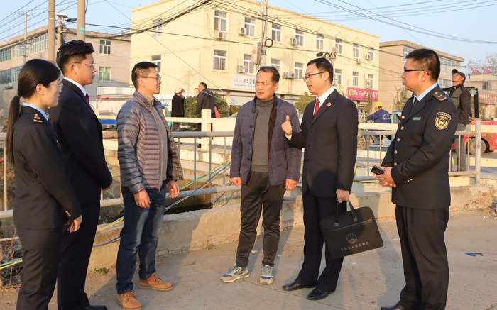 东海县检察院检察官与环保部门工作人员一起现场办案，研究前圩河整治方案。