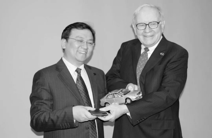 图 5-6 2009 年，王传福（左）与巴菲特（右）合影