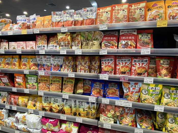超市内的方便粉丝/粉条品牌众多。（央广网记者 邵蓝洁 摄）