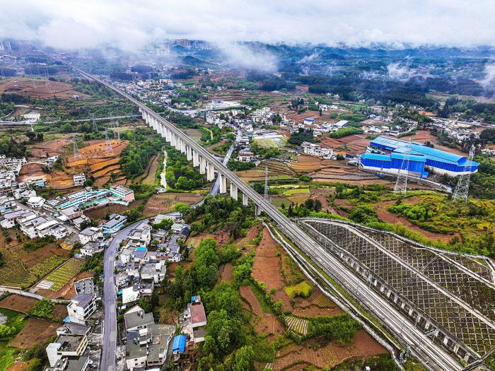 贵州毕节：铁路高架贯通乡村田园（图片来源：CFP）