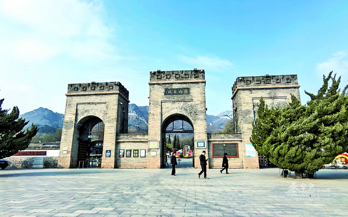 市民在角山景区游玩。 河北日报 记者 张辉 摄