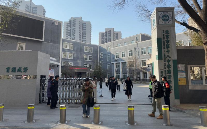 12月1日11时，行测考试完毕，考生陆续走出考点。新京报记者 徐彦琳摄