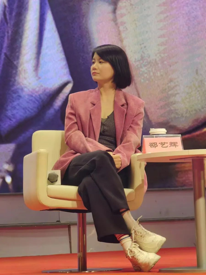 坐下来，邵艺辉喜欢把自己拧成“麻花”，充满松弛感 钟菡 摄