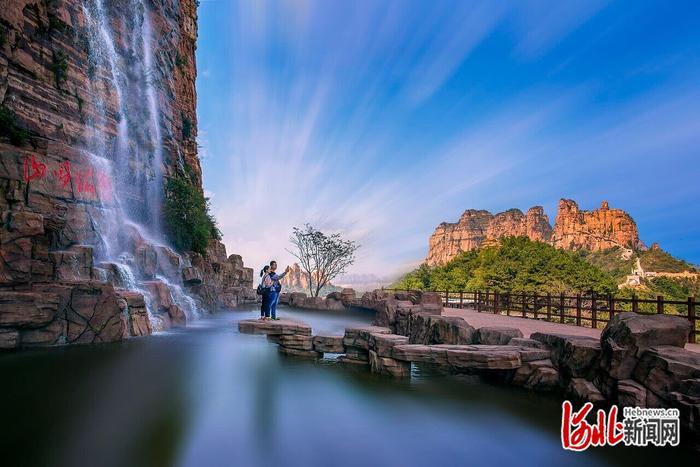 近日，游客在武安东太行景区留影。 武安市委宣传部供图