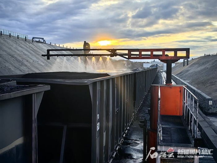 11月29日，乌鲁木齐铁路物流中心将东营业部环线装煤作业完毕，在进行抑尘作业。汪彦花摄