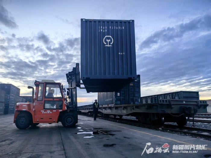 11月29日，乌鲁木齐铁路物流中心准东营业部货场内在进行叉车装敞顶箱煤作业。汪彦花摄