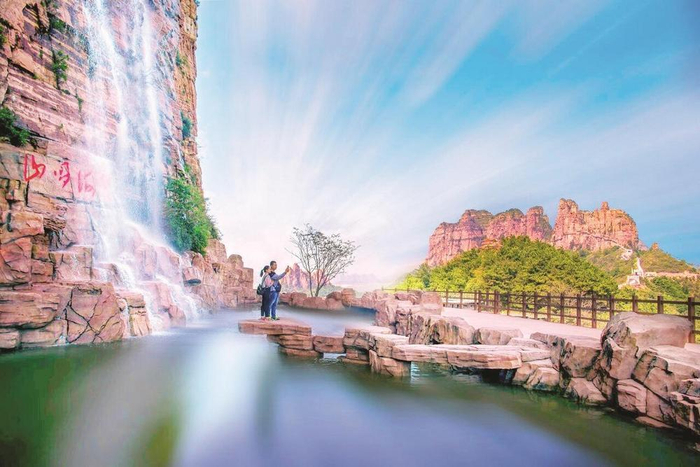 近日，游客在武安东太行景区留影。 （武安市委宣传部供图）