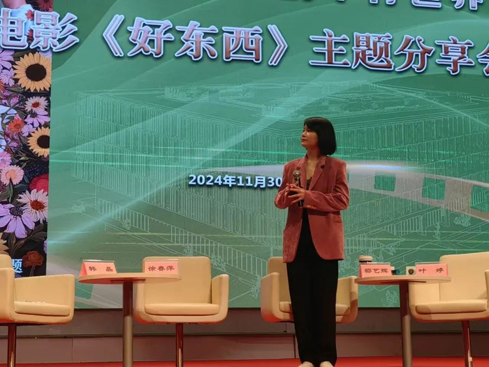 邵艺辉提前上台交流 钟菡 摄