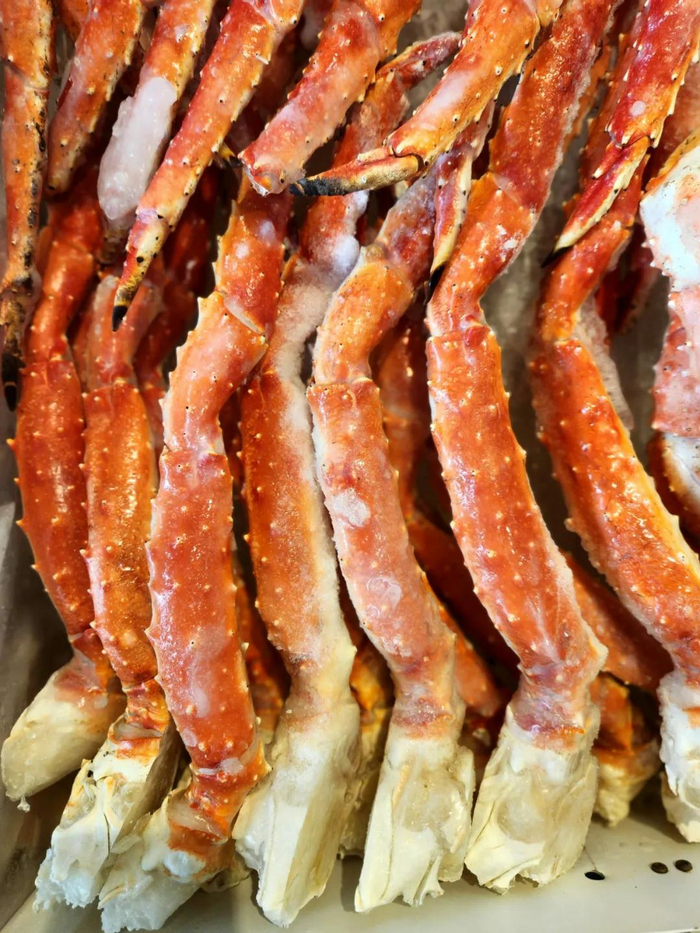△橙红色的蟹腿总能勾起食欲。（图/unsplash）