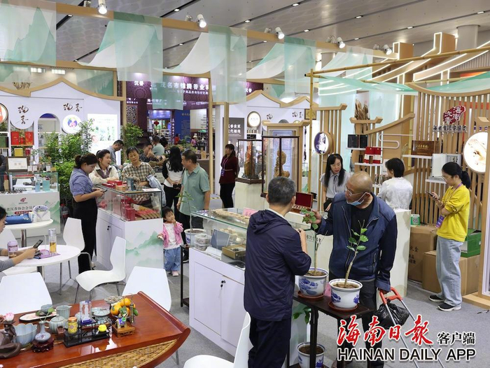 2024沉香花梨国际大会会场吸引了众多市民游客。海南日报全媒体记者 周达延 摄