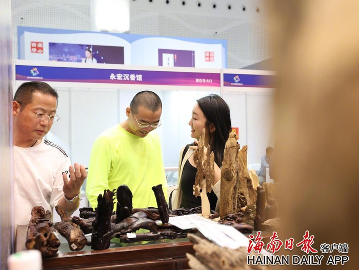 2024沉香花梨国际大会会场吸引了众多市民游客。海南日报全媒体记者 周达延 摄