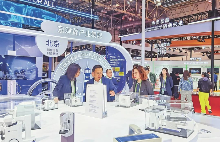 GE医疗携10余家供应商参展，展出高端医疗设备及其零部件。人民日报记者 潘俊强 摄