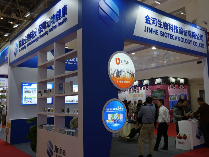 　金河生物科技股份有限公司展区内一瓶瓶的金霉素引起广泛关注。