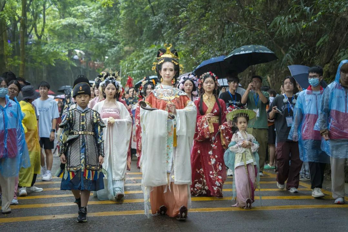 △鼎湖山推出各种活动吸引了大量游客参加。鼎湖区融媒体中心记者 赖超 摄