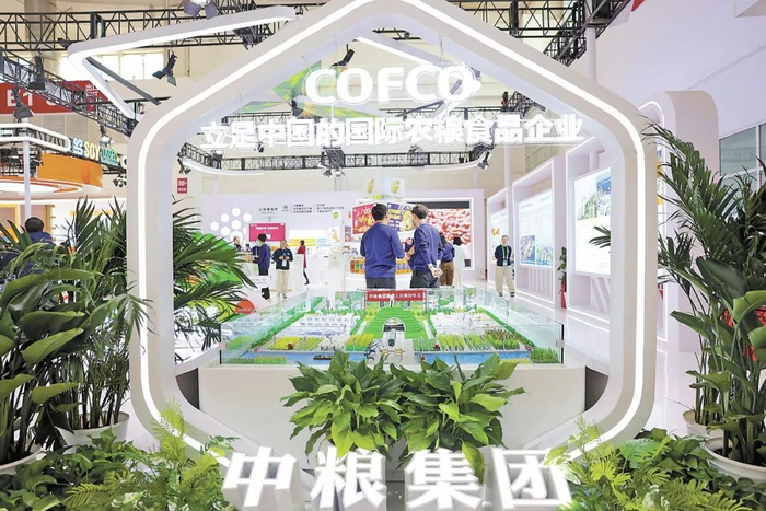 观众在绿色农业链展区参观，这里全流程展现了中粮集团在全球农粮产业链供应链上下游的重点环节。人民日报记者 蒋雨师 摄
