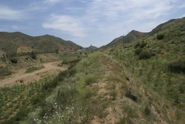 包头境内的战国赵北长城遗址。