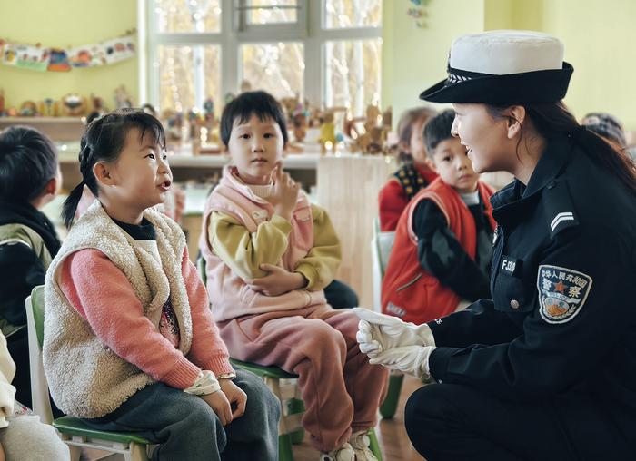 宁夏交警多形式掀起冬季宣传热潮。