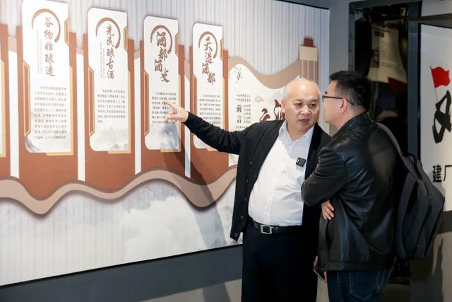 |赵禹（左）参观金喜来酒文化展馆。 摄影/好酒地理局视频中心