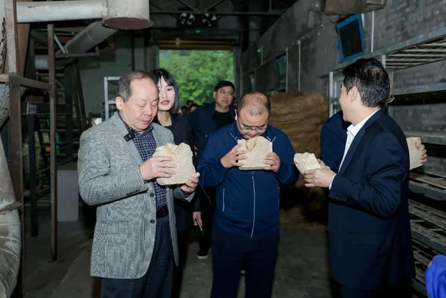 |赵金松（中）调研金喜来制曲车间。 摄影/好酒地理局视频中心