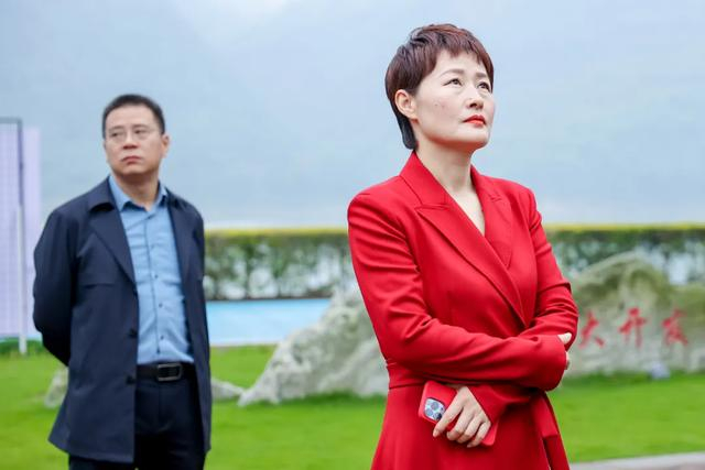 |黄彩红于南溪长江第一湾调研，背后就是流动的大江。摄影/好酒地理局视频中心