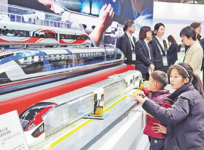 中国中车展台，观众在观看各种型号的智能高速列车模型。人民日报记者 潘俊强 摄