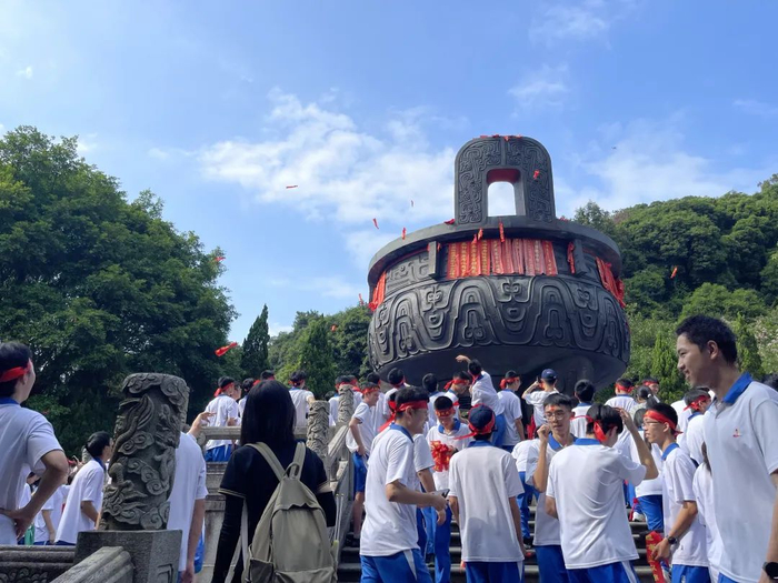 △众多学子来此登高“问鼎”。图源 星湖美美