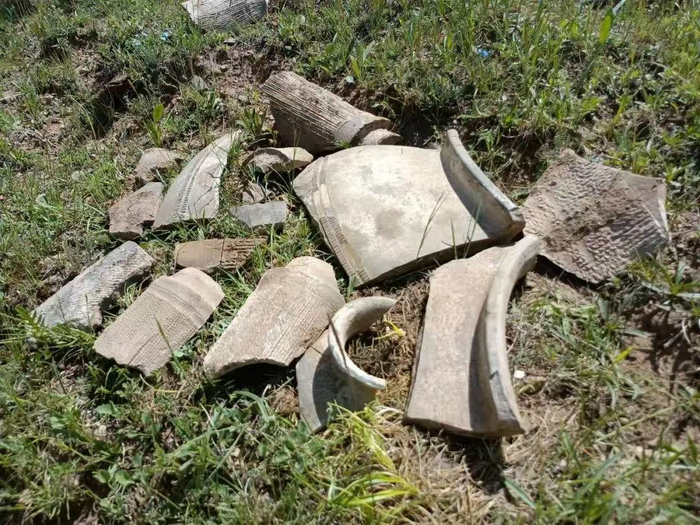 　　实地调查中发现的文物碎片。