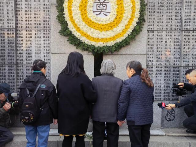 南京大屠杀幸存者夏淑琴在家人的陪同下来到“哭墙”。 新华社记者 邱冰清 摄