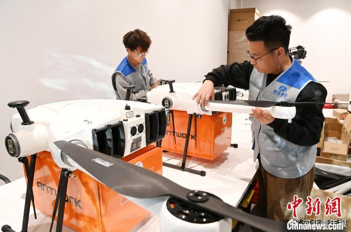 11月29日，河北航投低空产业发展有限公司工作人员正在组装无人机。张震 摄