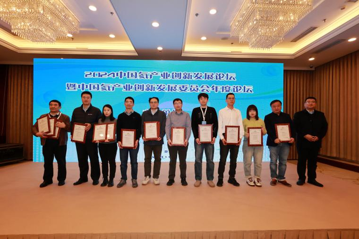 马银川颁发2024年度氦系列团体标准证书