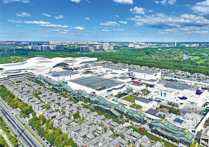 图为国家级夜间文化和旅游消费聚集区梦廊坊国际戏剧公园。（资料片）记者 刘向 摄