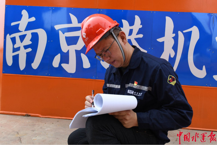 潘磊在组装现场核查数据。
