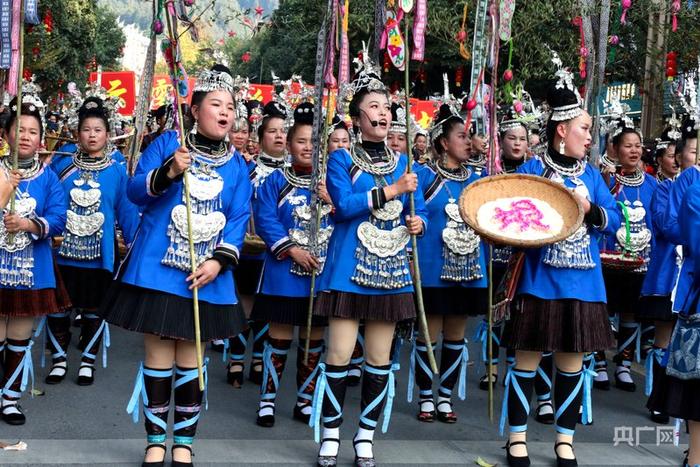 巡游队伍（央广网实习记者 李婷婷 摄）