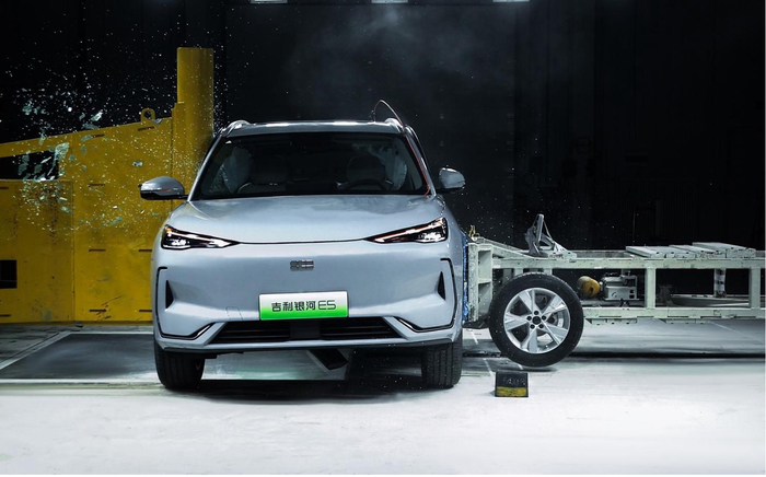 吉利银河 E5 进行侧碰侧柱碰试验