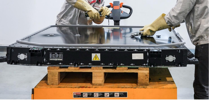 吉利银河 E5 试验车电池包试验后拆解