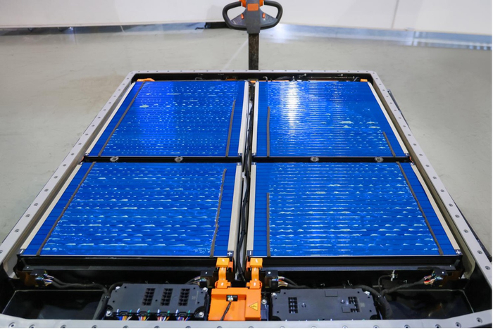 试验车电池包拆解后发现结构完整，电芯排布整齐，无鼓包、漏液等现象，各线束、功能无损坏