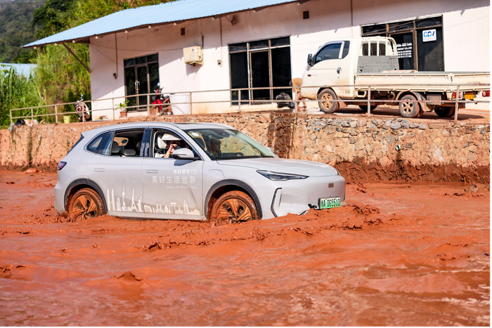 今年 9 月吉利银河 E5 车队途径老挝，遭受百年一遇特大洪涝后成功克服险阻