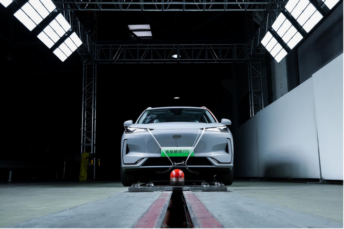吉利银河 E5 进行整车高速刮底试验